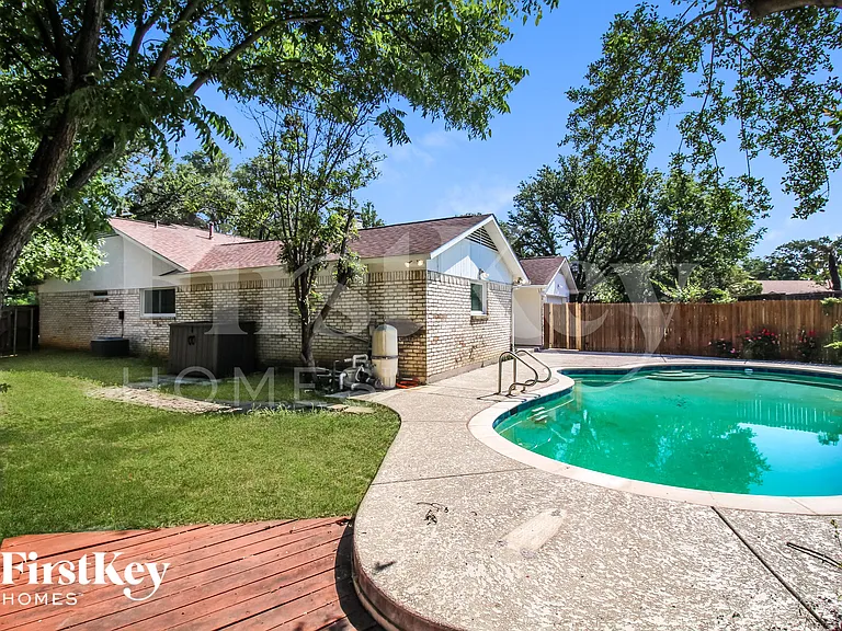 1113 Wood Creek Cir — Photo 15