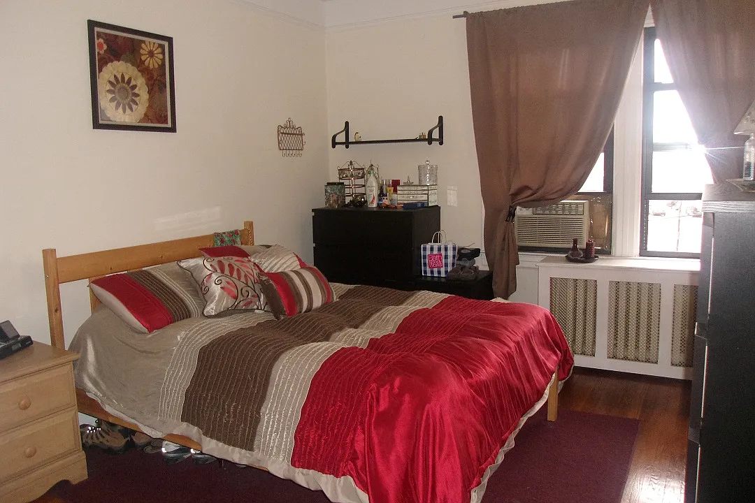 210th St, Bayside — Photo 3