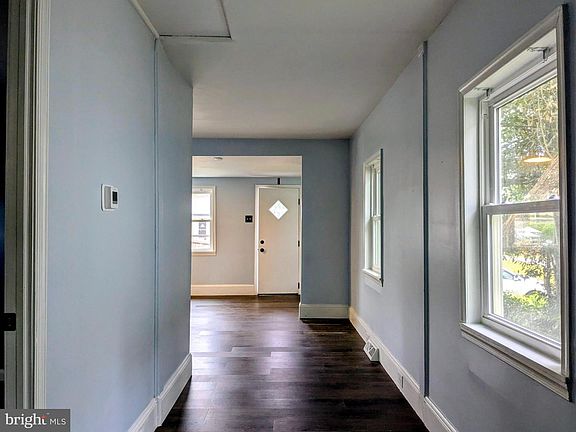 4th image of 1860 Rosemore Ave