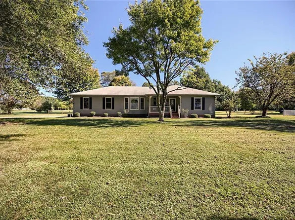 175 Healey Cove Dr, Hardyville, VA 23070