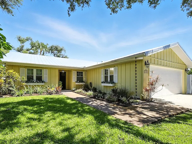 725 Acacia Rd — Photo 1
