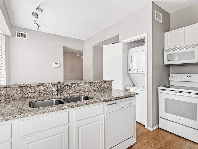 2002 N Fitzhugh Ave #2 — Photo 8
