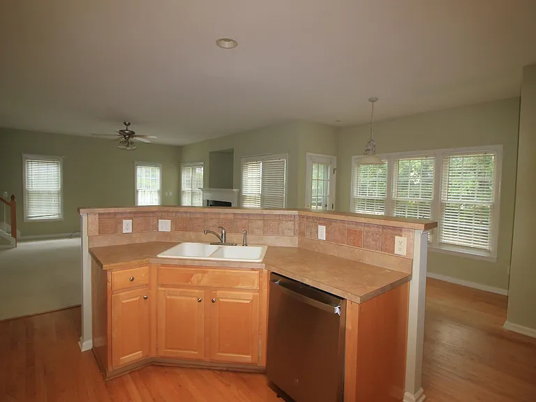 304 Peachtree Point Ct — Photo 8