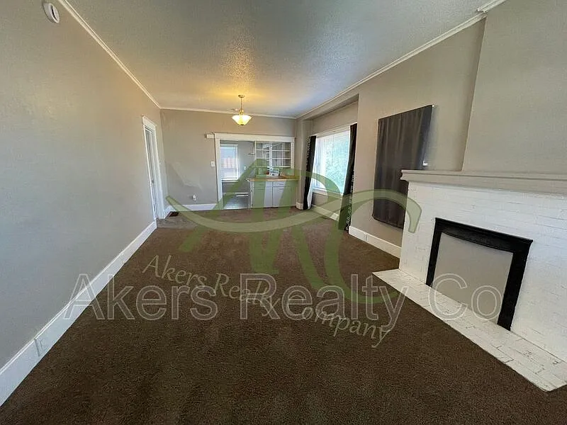4 bed, 2.0 bath, 1960 sqft, $1,795 — Photo 2