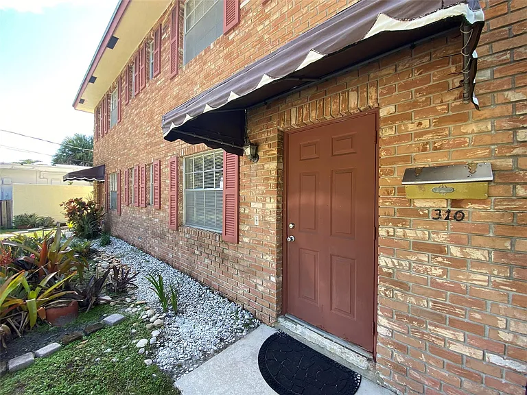 310 SW 11th Ct — Photo 2