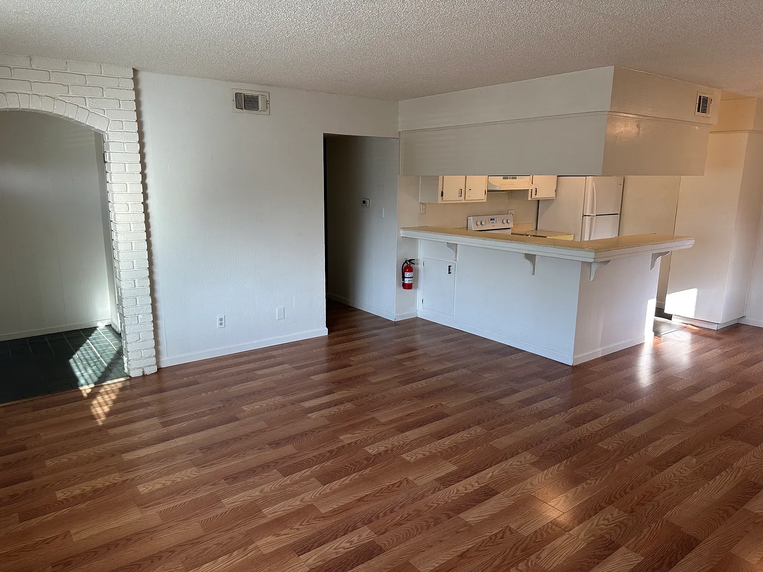 2 bed, 900 sqft, $1,400 — Photo 3
