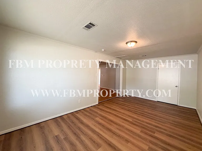 118 Brazos St — Photo 8