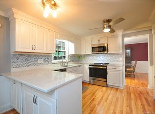 15 Litchfield Dr, Simsbury, CT 06070