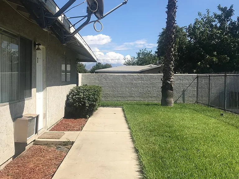 25380 Park Ave — Photo 1