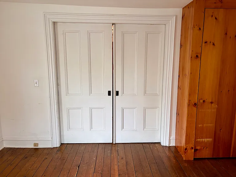 Doors between kitchen and living/bedroom space.