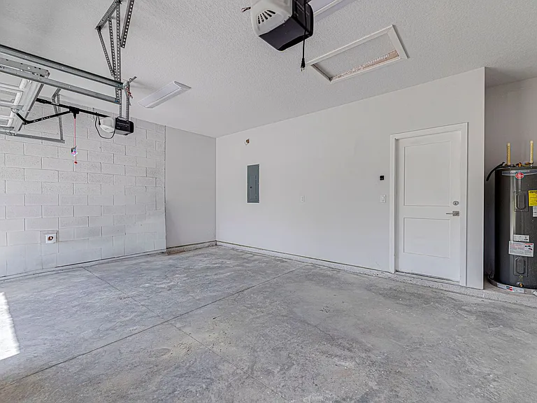 241 N Pine Ave — Photo 3