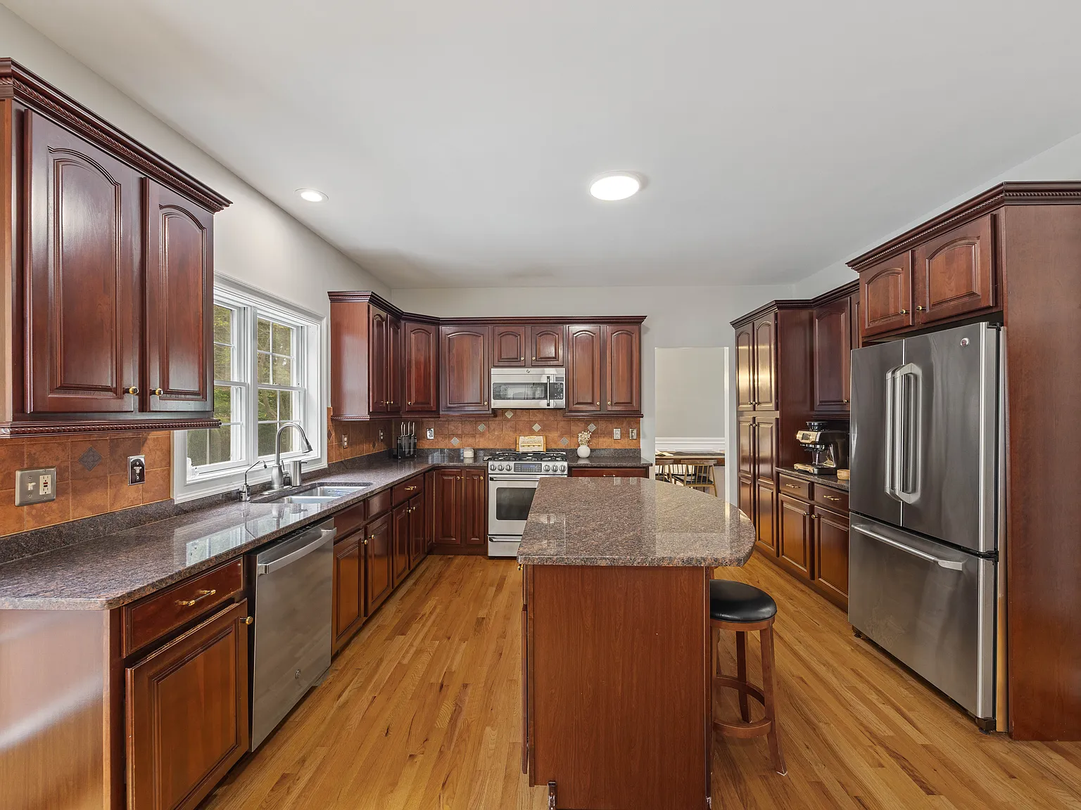 4 bed, 3.5 bath, 3425 sqft, $5,500 — Photo 4