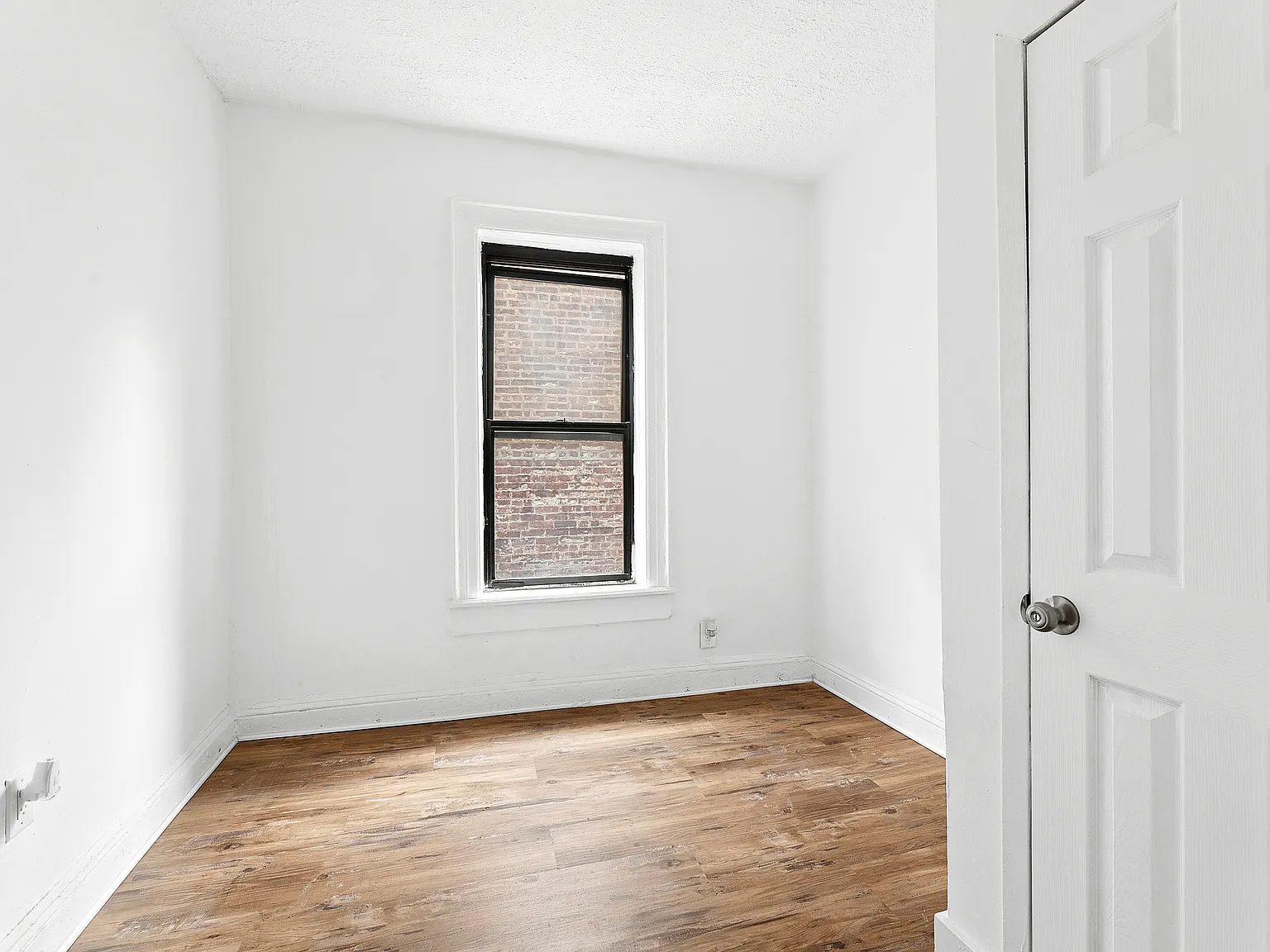 30 Macombs Place — Photo 2