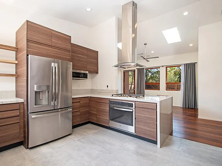 Big island with gas cooktop and quartzite countertops