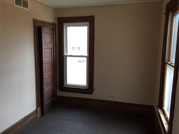 5th image of 814 Swann St