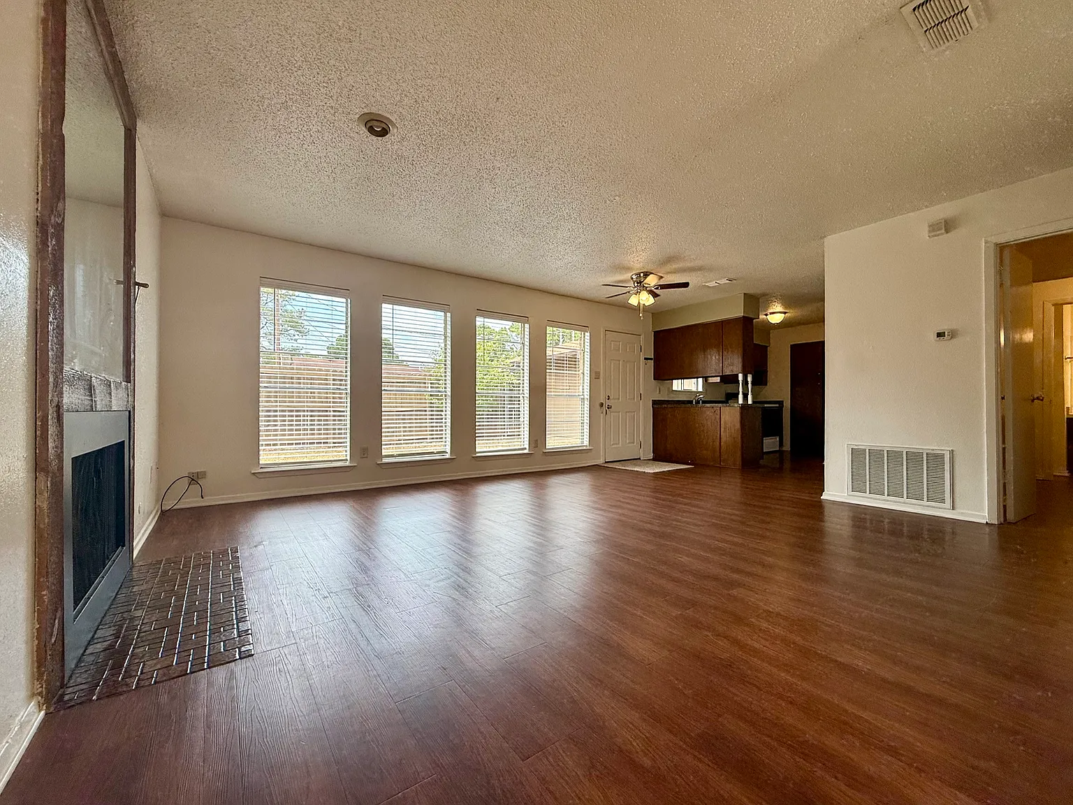 2 bed, 1.5 bath, 1122 sqft, $1,200 — Photo 3