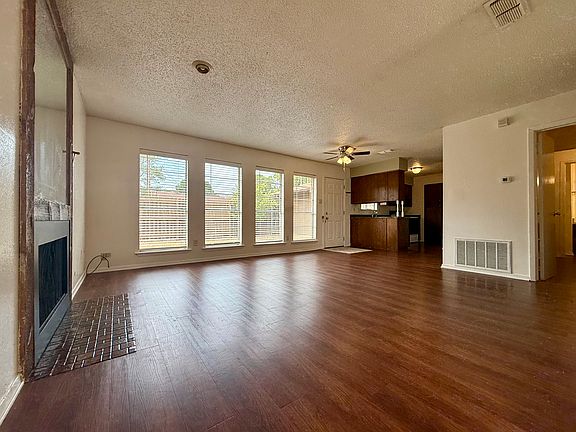 3rd image of 2100 Lee St #B