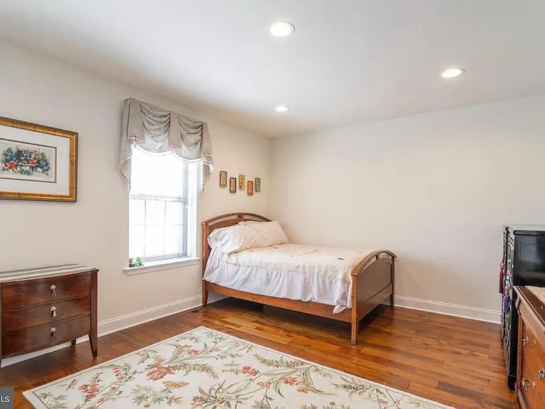 2074 Yorktown S — Photo 27
