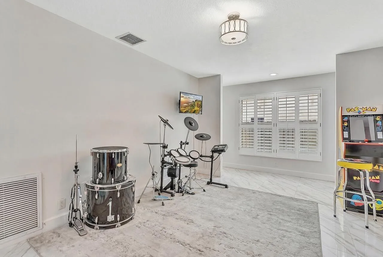 4 bed, 2.5 bath, 2462 sqft, $4,500 — Photo 3