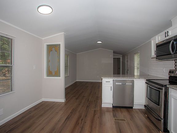 5th image of 207 Laurel St