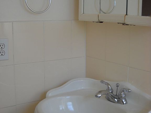 5th image of 1078 NE 39th St APT 4