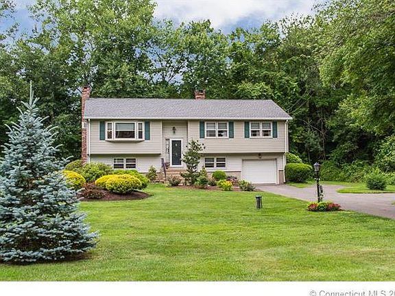 Beautifully Landscaped Fron...