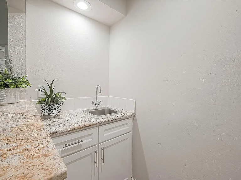 6107 Sanford Rd — Photo 14