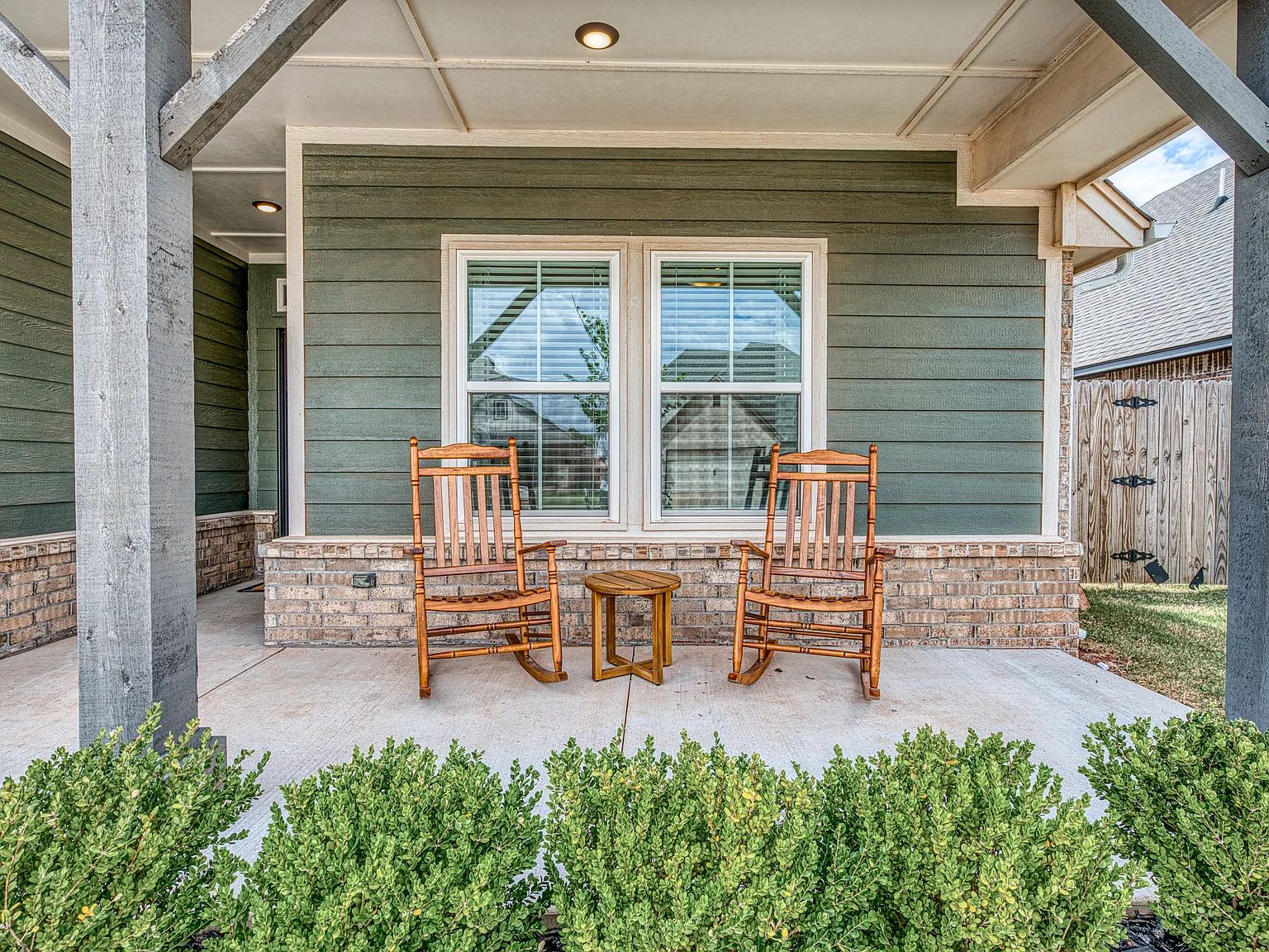 4 bed, 2.5 bath, 2055 sqft, $4,500 — Photo 3
