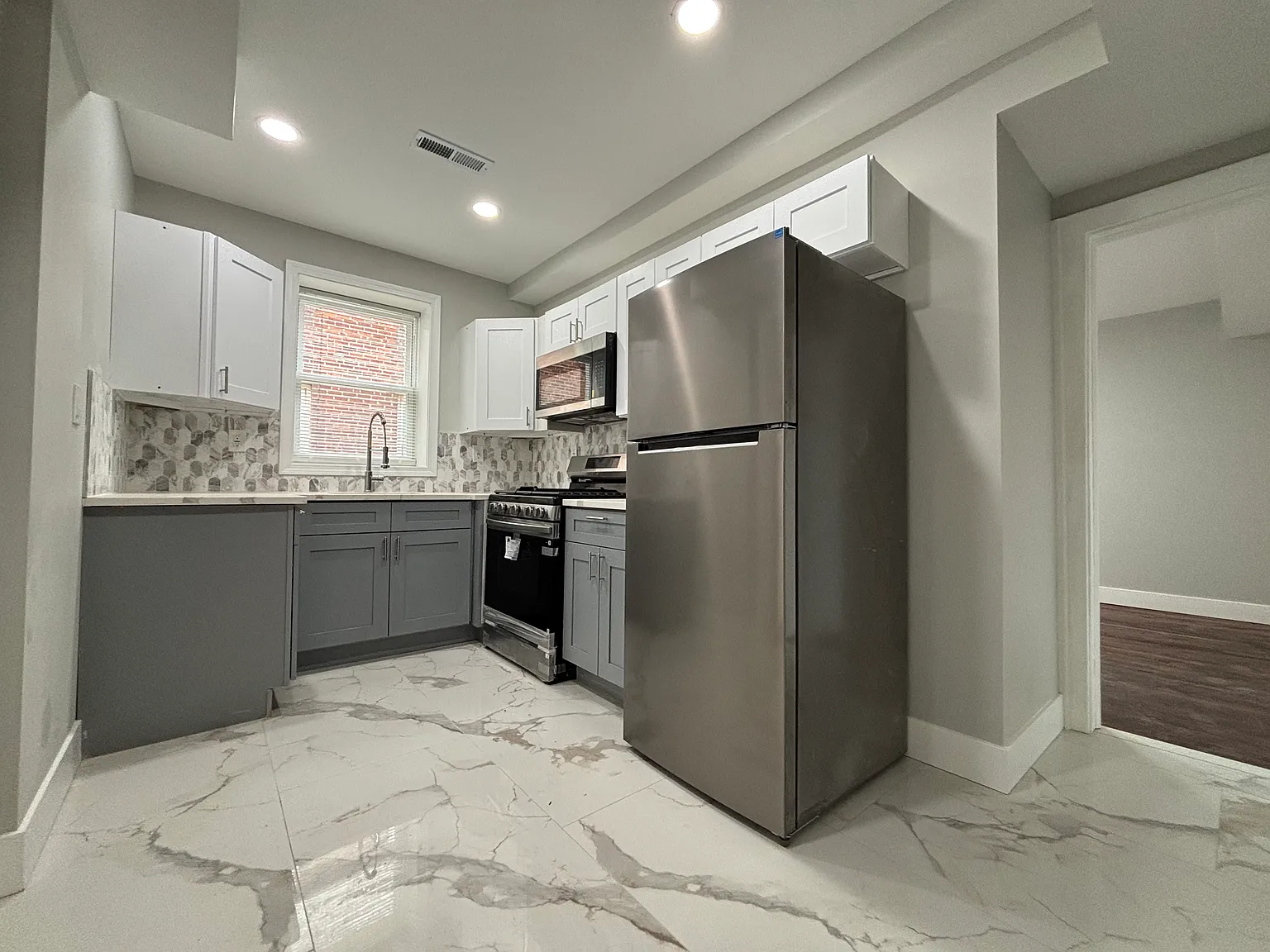 3 bed, 1100 sqft, $1,895 — Photo 3