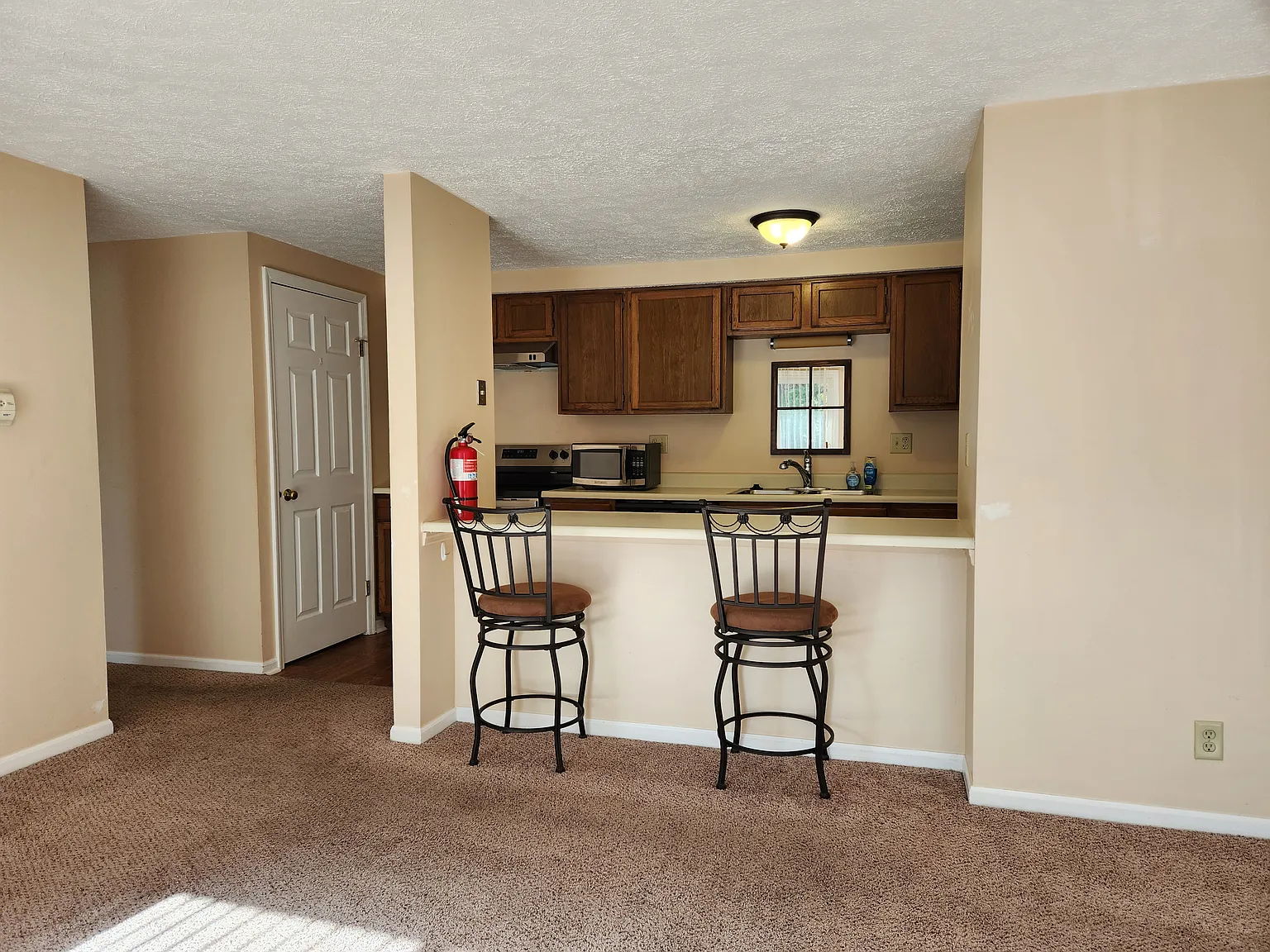 2 bed, 911 sqft, $2,000 — Photo 2