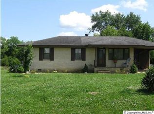 457 River Loop Rd, Laceys Spring, AL 35754