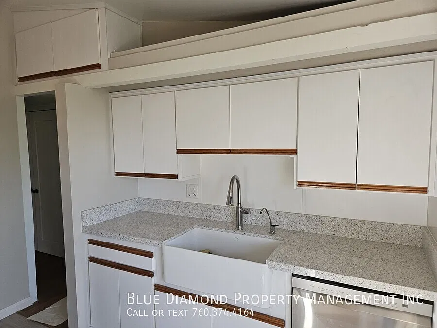 Upgraded 3 BR, 2 BA on oversized lot — Photo 2