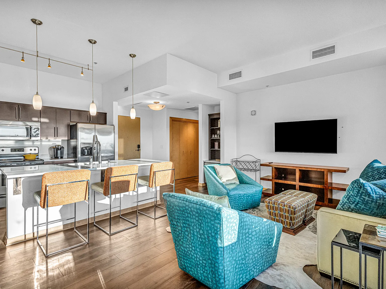 1 bed, 906 sqft, $2,300 — Photo 1