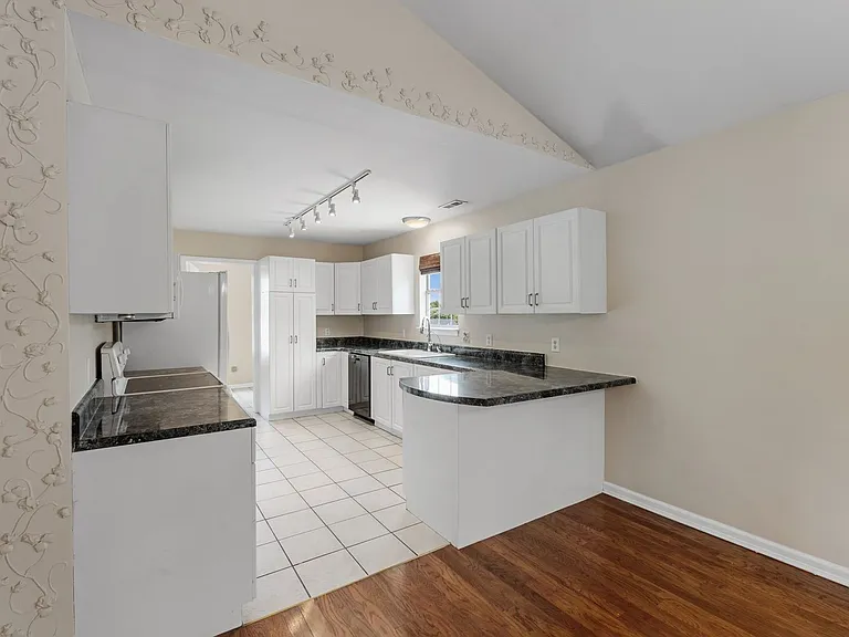 124 Cornelson Dr — Photo 13