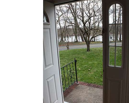 4th image of 136 River Dr