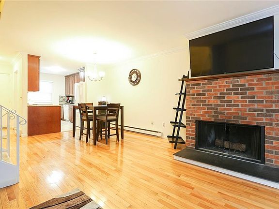 3rd image of 7 Brewster Woods Dr