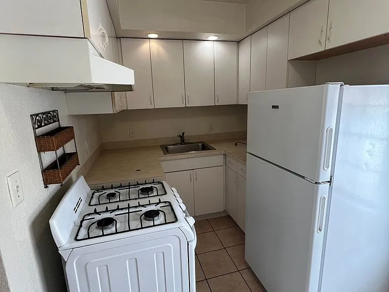 2515 1/2 Congress St #B — Photo 4