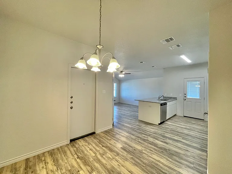 1801 Castroville Trl — Photo 8