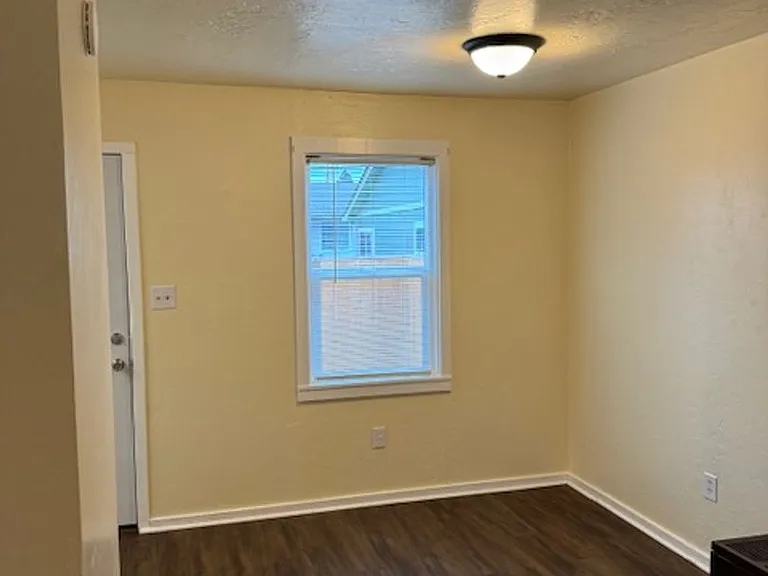 518 Alberts St — Photo 4