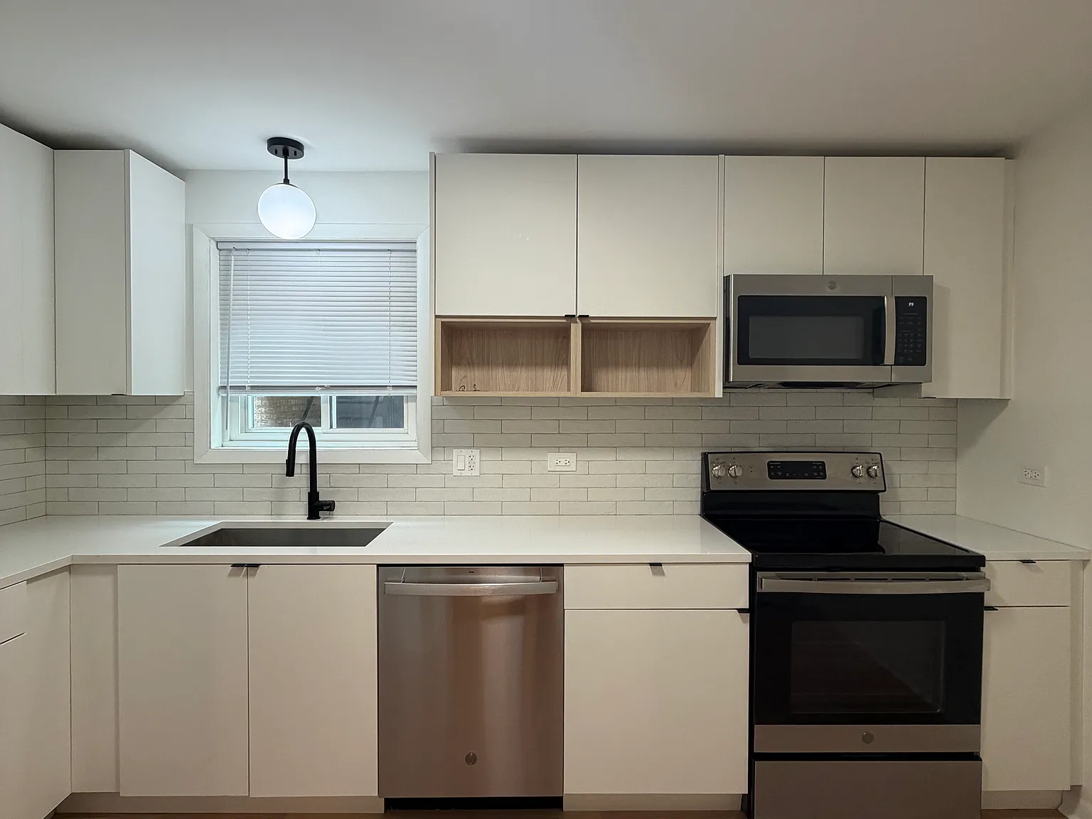 2 bed, 1000 sqft, $2,695 — Photo 2