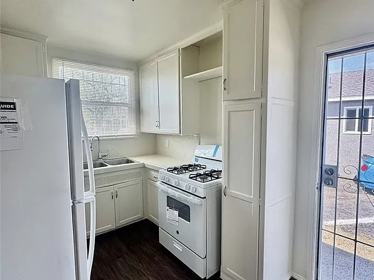 713 E Cocoa St — Photo 5