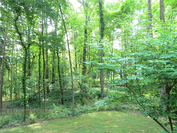 3rd image of 19 Great Oak Ln