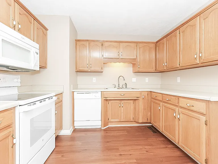 210 Valley Ct — Photo 9