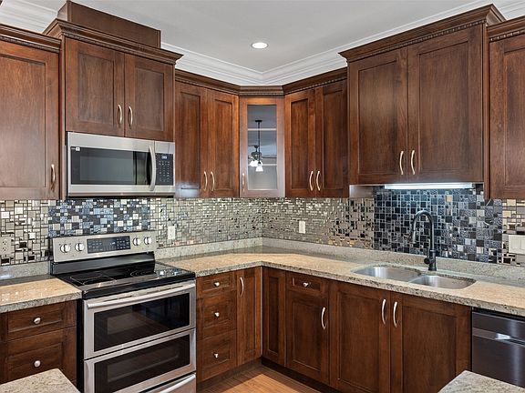 5th image of 2046 Robson Pl #5
