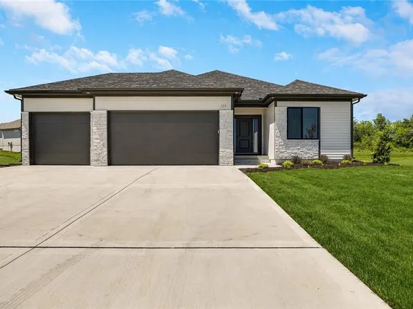 216 SW Chelmsford Dr, Blue Springs, MO 64014