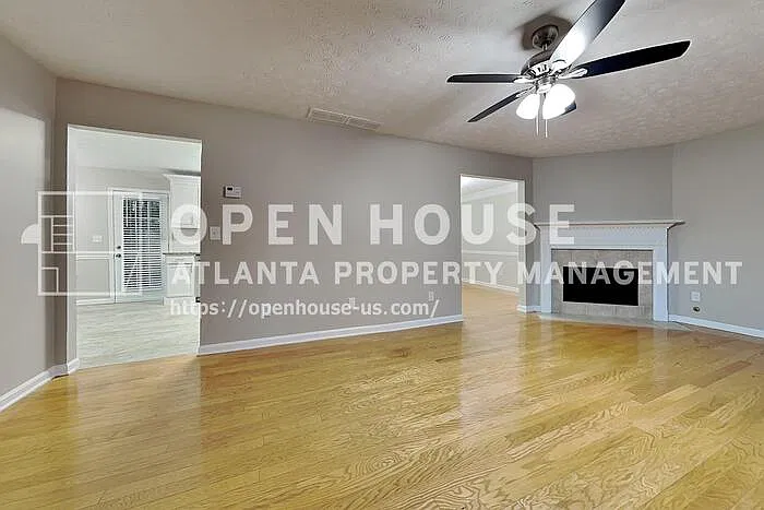 4 bed, 2.5 bath, 2258 sqft, $2,500 — Photo 4