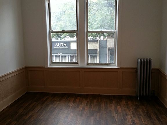 2nd image of 2565 Steinway St #2