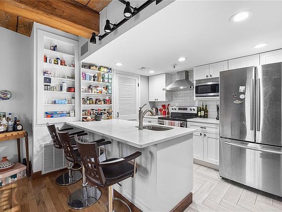 5th image of 555 S Main St APT 324