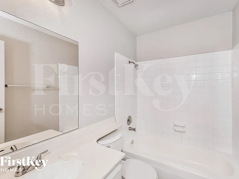 2359 Los Feliz St — Photo 13