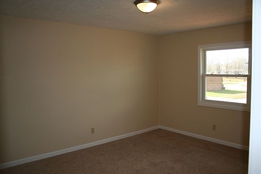 3rd image of 365 Elmwood Dr APT 5